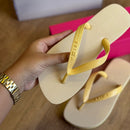 Chinelo de Dedo Arezzo Bicolor Roma Basics Z190350006