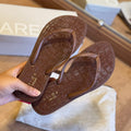Chinelo de Dedo Arezzo Texturizado + Necessaire Z190260118