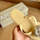 Sandália Rasteira Arezzo Detalhe de Flor Brilhante Z190270207