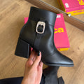 Bota Moleca Bico Quadrado Detalhe Fivela 5352.101
