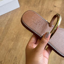 Sandalia Rasteira Arezzo Detalhe Dourado no Dedo Z191790001