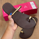 Sandalia Rasteira Arezzo Detalhe Dourado no Dedo Z191790001